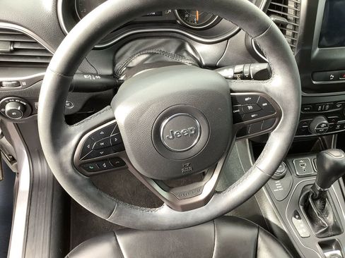 Used 2020 Jeep Cherokee Latitude Plus w/ Comfort/Convenience Group image 9