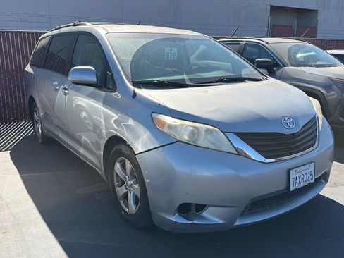 Used 2013 Toyota Sienna LE FWD image 2
