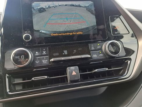 Used 2024 Toyota Highlander LE FWD image 11
