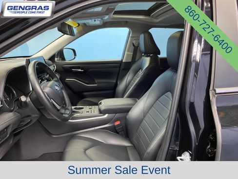 Used 2023 Toyota Highlander XLE AWD/4WD image 11