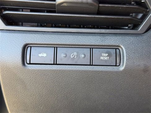 Used 2025 Nissan Altima 2.5 SV image 18