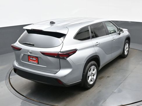 Used 2024 Toyota Highlander LE AWD/4WD image 40