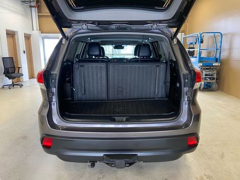 Used 2019 Toyota Highlander SE image 19