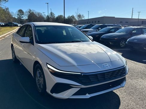 New 2026 Hyundai Elantra SE FWD image 8