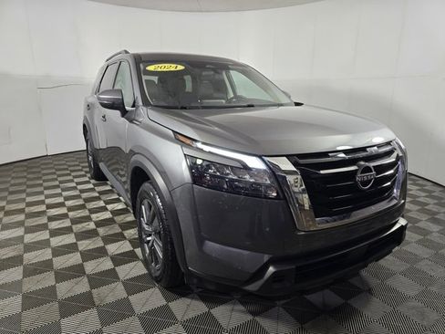 Used 2024 Nissan Pathfinder SV image 2