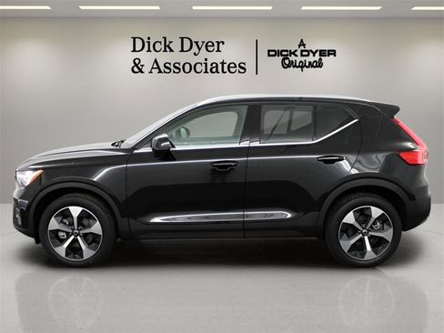 Certified 2025 Volvo XC40 B5 Plus w/ Protection Package Premier image 5