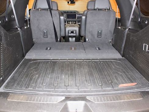 Used 2022 GMC Yukon XL Denali w/ Denali Premium Package image 15