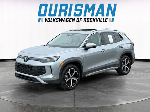 Used 2025 Volkswagen Tiguan SE w/ Panoramic Sunroof Package AWD/4WD image 2