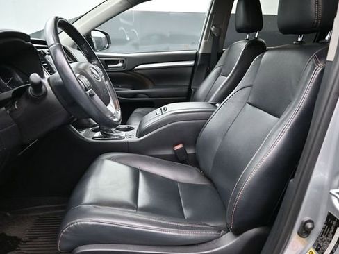 Used 2019 Toyota Highlander XLE AWD/4WD image 12