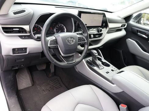 Used 2023 Toyota Highlander XLE FWD image 13
