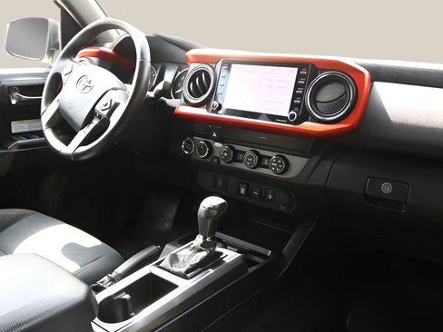 Used 2020 Toyota Tacoma TRD Off-Road AWD/4WD image 19