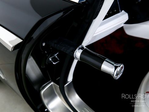 Used 2017 Rolls-Royce Dawn RWD image 17