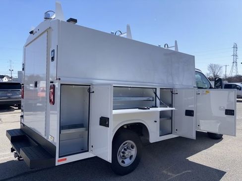 New 2024 Chevrolet Express 3500 RWD image 7