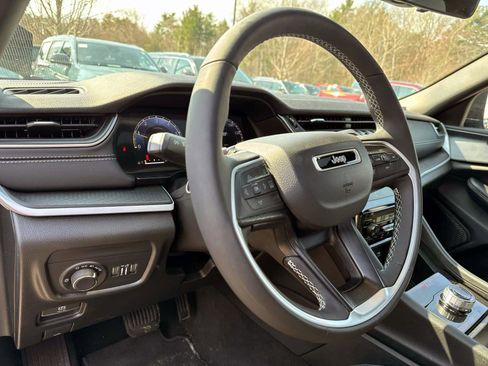 Used 2025 Jeep Grand Cherokee 4WD image 11