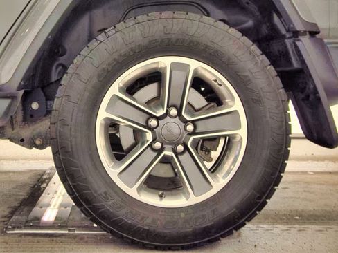 Used 2018 Jeep Wrangler Unlimited Sahara AWD/4WD image 17