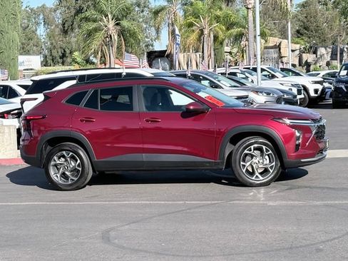 Used 2025 Chevrolet Trax LT FWD image 4