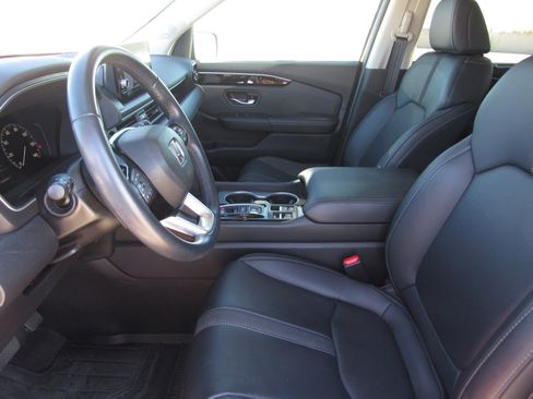 Used 2025 Honda Pilot Touring image 17