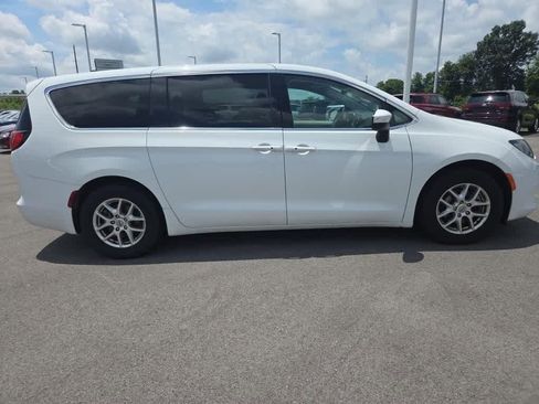 Used 2023 Chrysler Voyager LX image 2
