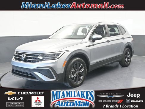 Used 2023 Volkswagen Tiguan SE image 1