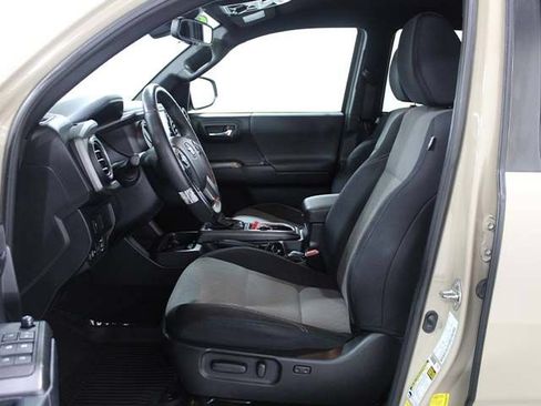 Certified 2020 Toyota Tacoma TRD Off-Road AWD/4WD image 9