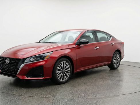 Used 2025 Nissan Altima 2.5 SV FWD image 3