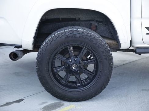 Used 2019 Toyota Tacoma TRD Sport image 9