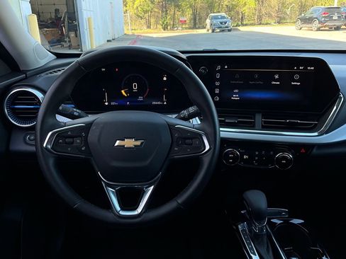 Used 2025 Chevrolet Trax LT w/ LT Convenience Package image 12