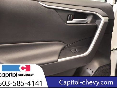 Used 2020 Toyota RAV4 XLE w/ Carpet Mat Package AWD/4WD image 30
