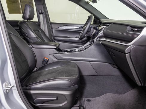 Used 2023 Jeep Grand Cherokee Altitude image 46