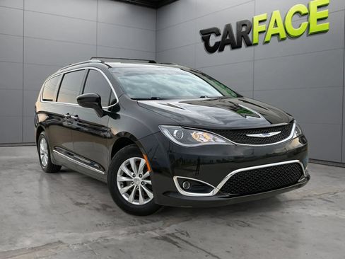 Used 2019 Chrysler Pacifica Touring-L FWD image 1