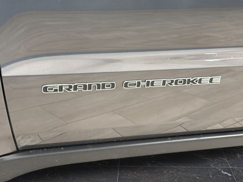 Used 2021 Jeep Grand Cherokee Limited w/ Premium Lighting Group AWD/4WD image 36