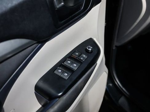 Used 2014 Toyota Highlander LE AWD/4WD image 29