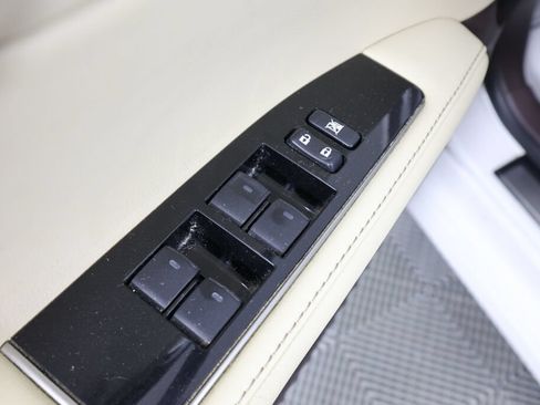 Used 2016 Lexus ES 300h w/ Luxury Package w/Wood Trim FWD image 31