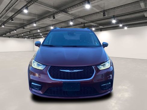 Used 2022 Chrysler Pacifica Limited w/ Uconnect Theater Family Group image 2