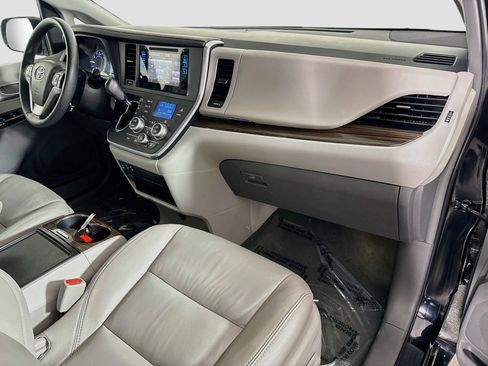 Used 2017 Toyota Sienna XLE w/ XLE Navigation Package FWD image 28
