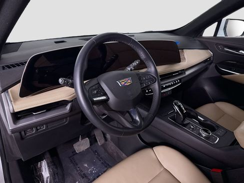 Used 2025 Cadillac XT4 Premium Luxury image 9