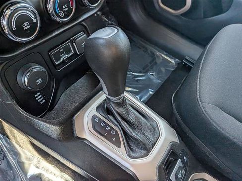 Used 2017 Jeep Renegade Latitude image 14