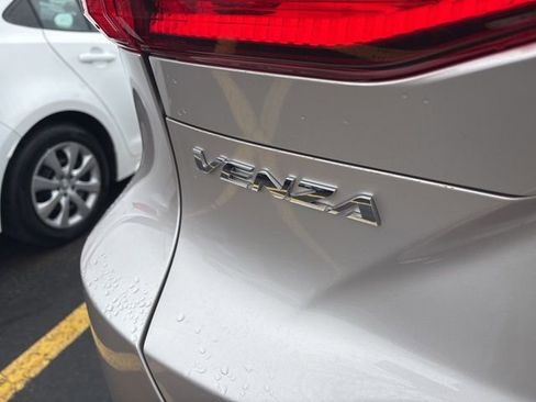 Certified 2022 Toyota Venza XLE image 10