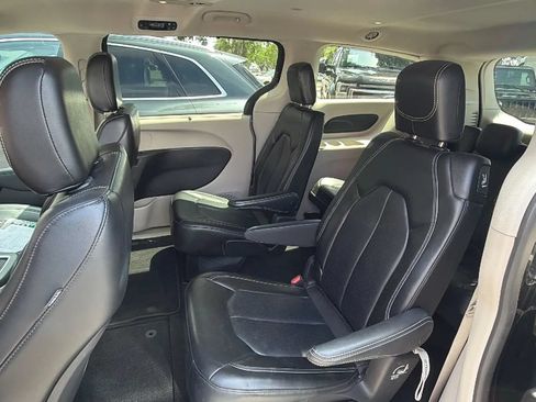 Used 2023 Chrysler Pacifica Touring-L FWD image 7