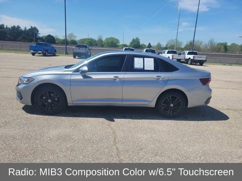 Used 2024 Volkswagen Jetta SE image 3