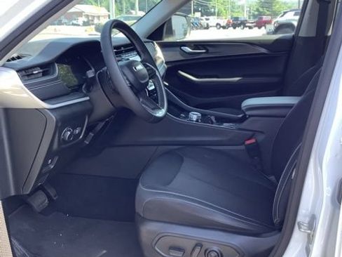 Certified 2023 Jeep Grand Cherokee Laredo AWD/4WD image 13