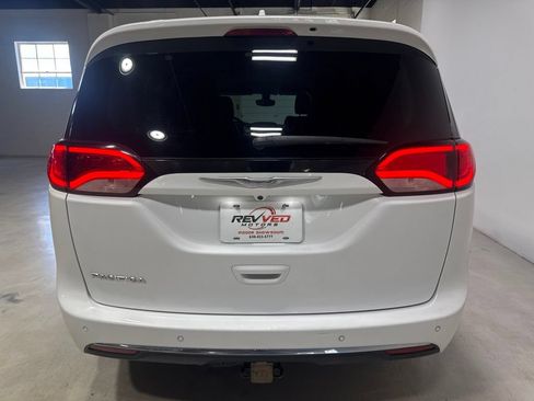 Used 2017 Chrysler Pacifica Touring-L FWD image 6