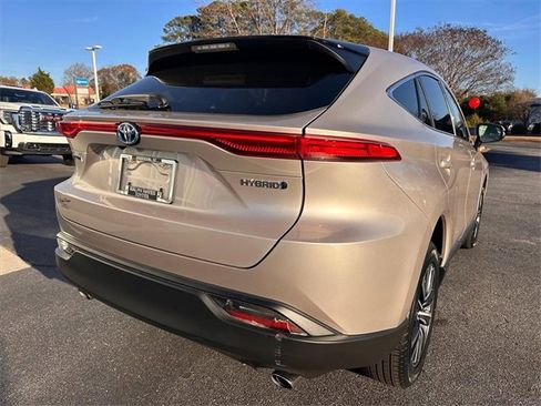 Certified 2022 Toyota Venza LE image 3