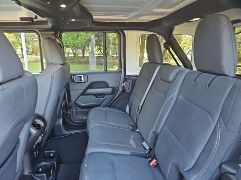 Used 2025 Jeep Wrangler Unlimited Sahara AWD/4WD image 17