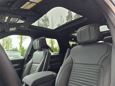 New 2025 Land Rover Discovery Dynamic SE image 24