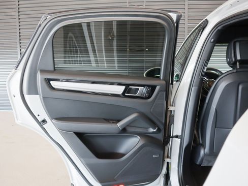 Certified 2023 Porsche Cayenne Platinum Edition AWD/4WD image 24