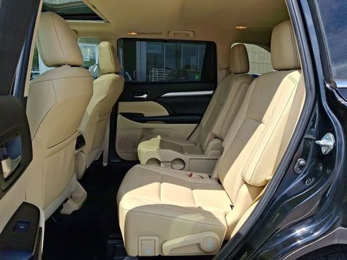 Used 2019 Toyota Highlander XLE image 10