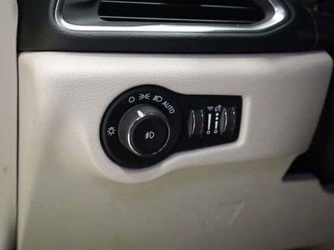 Used 2019 Chrysler Pacifica Touring-L Plus w/ Tire & Wheel Group FWD image 13