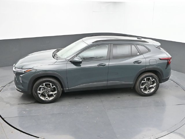 Used 2025 Chevrolet Trax LT FWD image 39