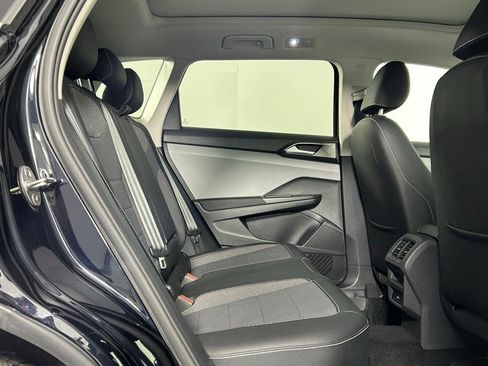 Used 2022 Volkswagen Taos SE w/ Panoramic Sunroof Package FWD image 12